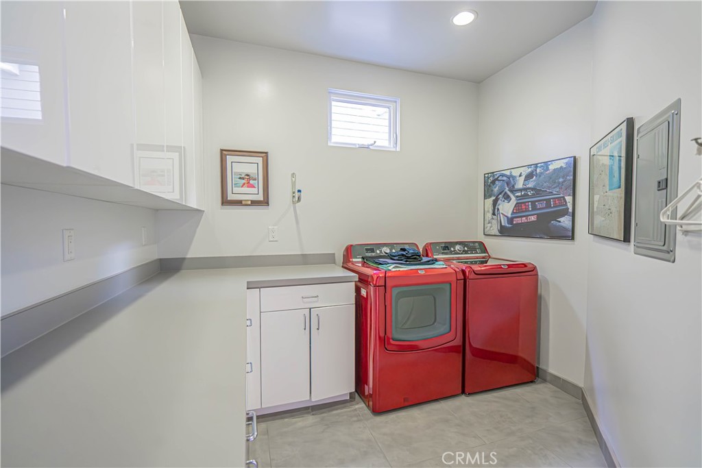 5220 Terramar Way Oxnard, CA 93035 - Photo 14 of 75 a utility room with dryer and washer