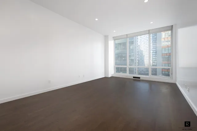 $4,250 | 27-17 42nd Road, Unit 14G | Long Island City