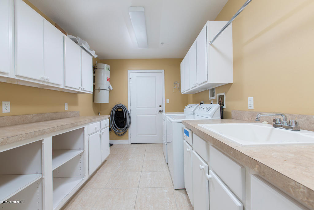 29 Riverside Drive, Unit 502 Cocoa, FL 32922 - Photo 19 of 27 Large Laundry Room