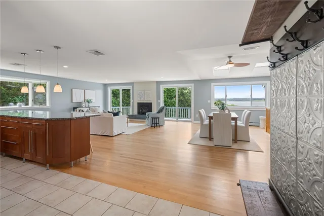 $1,199,900 | 55 West Main Road, Little Compton, RI 02837