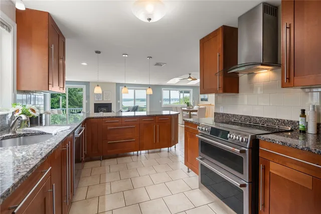 $1,199,900 | 55 West Main Road, Little Compton, RI 02837