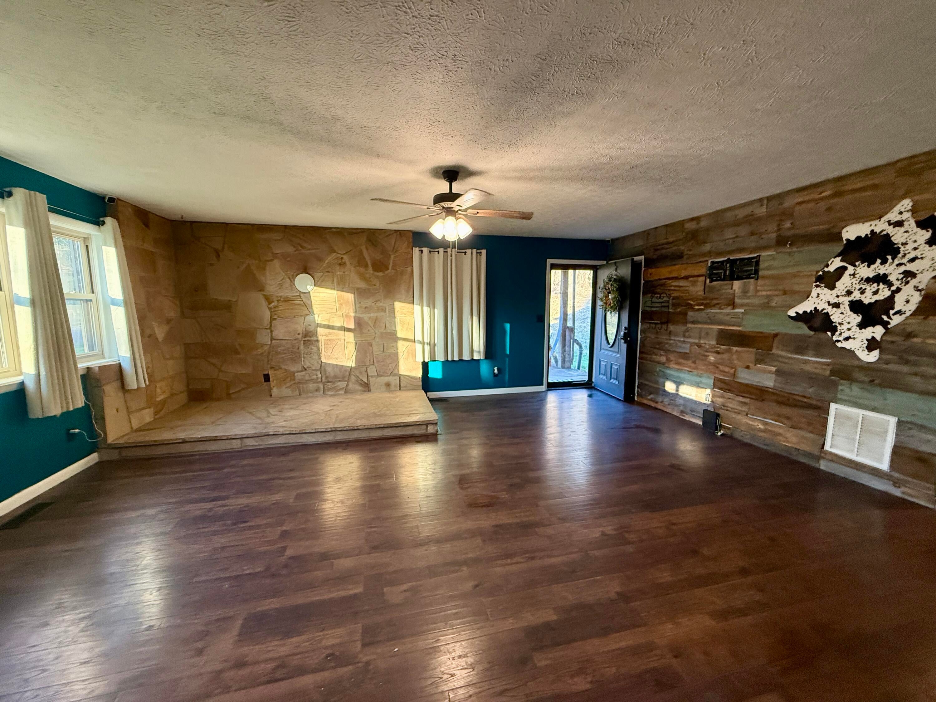 344 Squirrel Ridge Road Caldwell, WV 24925 - Photo 6 of 46 Living Room