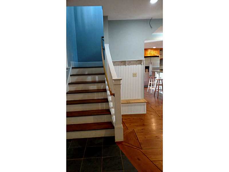 73 Oak Road South Kingstown, RI 02879 - Photo 4 of 25 Entry.