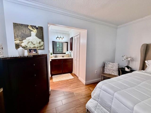 9491 Evergreen Place, Unit 102 Davie, FL 33324 - Photo 23 of 30 a bedroom with a bed and a dresser