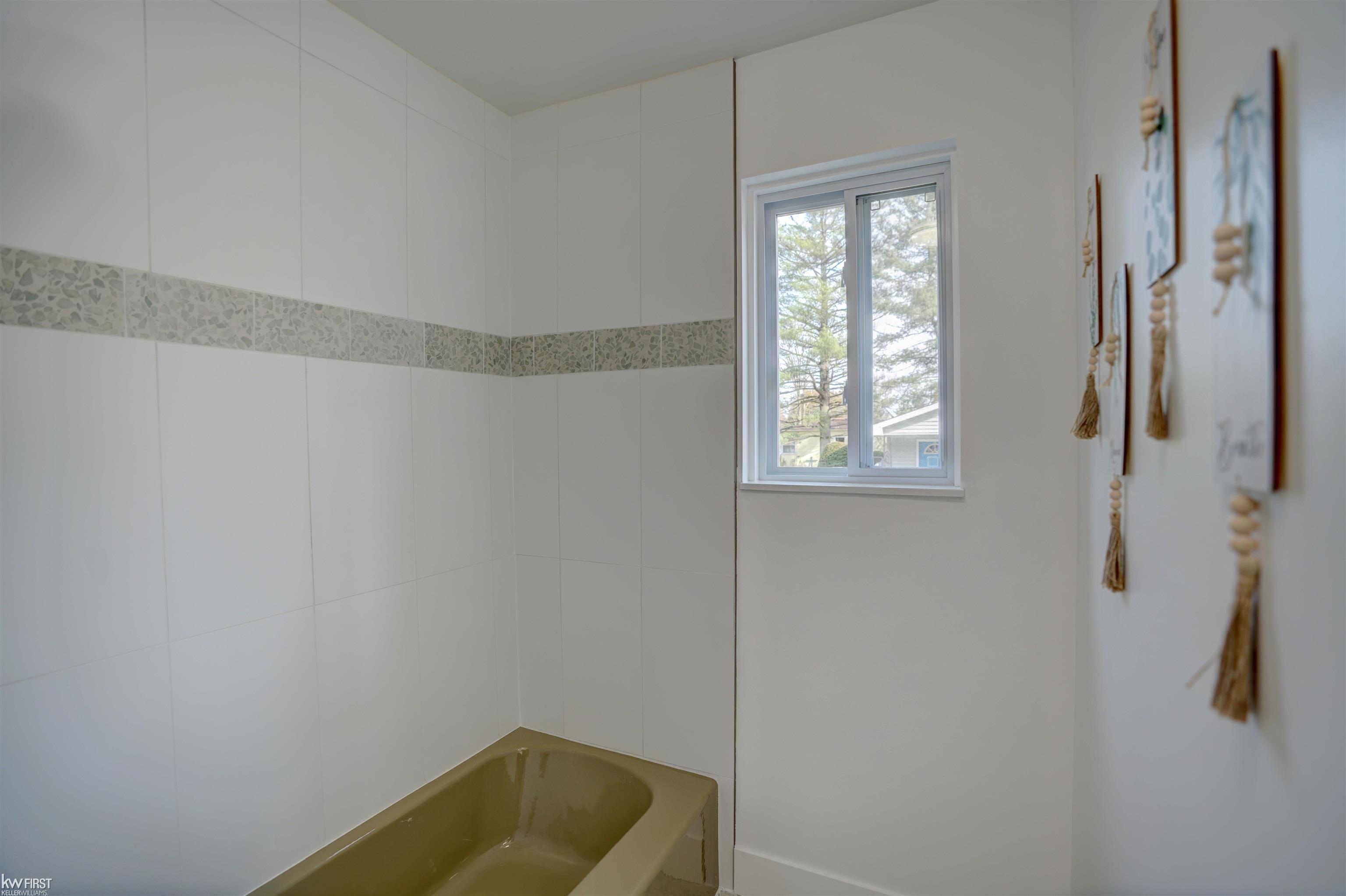 8072 Davison Road Davison, MI 48423 - Photo 23 of 36 50159987-536fbae2-48be-4a60-9bfe-18401a2b7827.JPG
