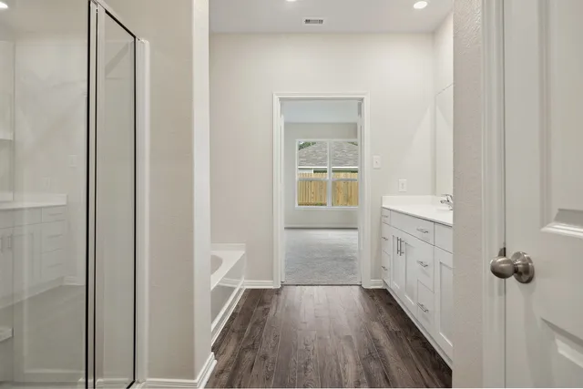 an empty room with an entryway and empty room