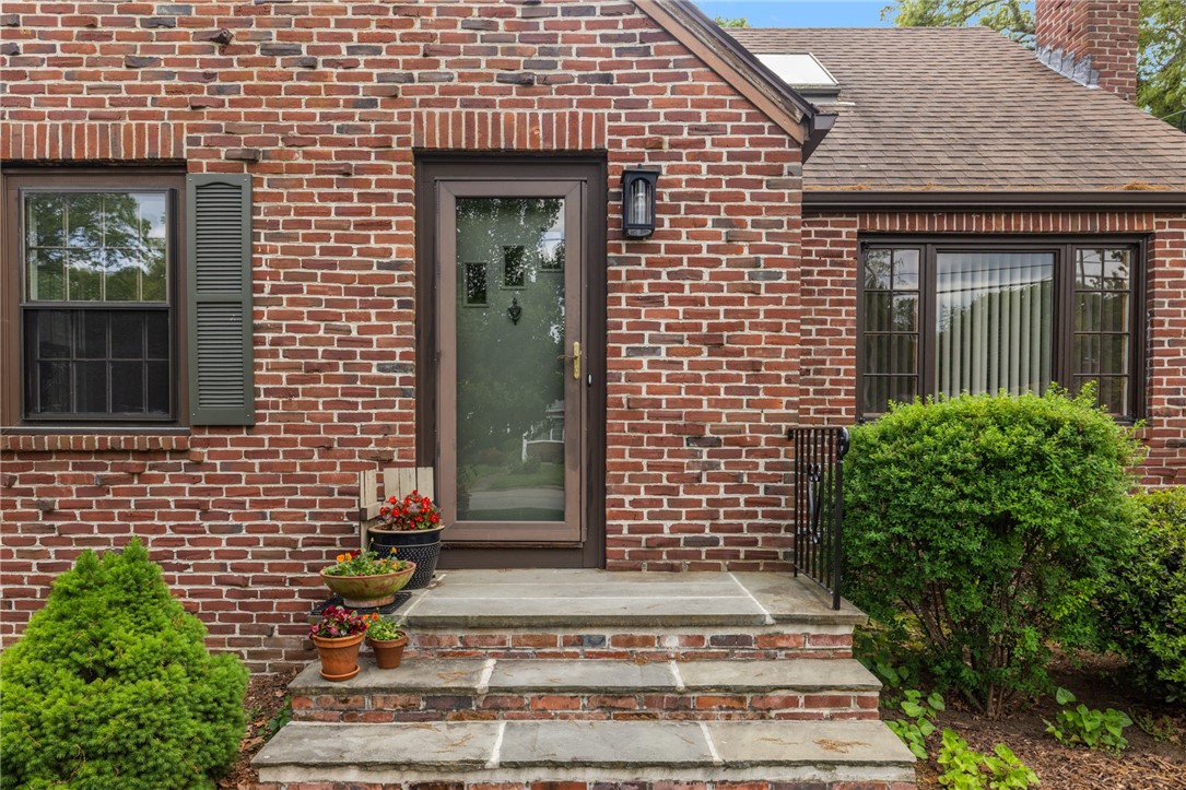 87 Frontier Road Warwick, RI 02889 - Photo 4 of 50