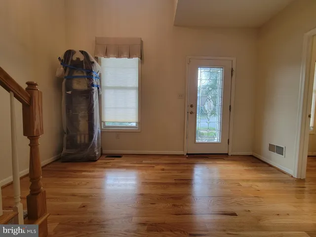 a view of a livingroom with wooden floor and closet