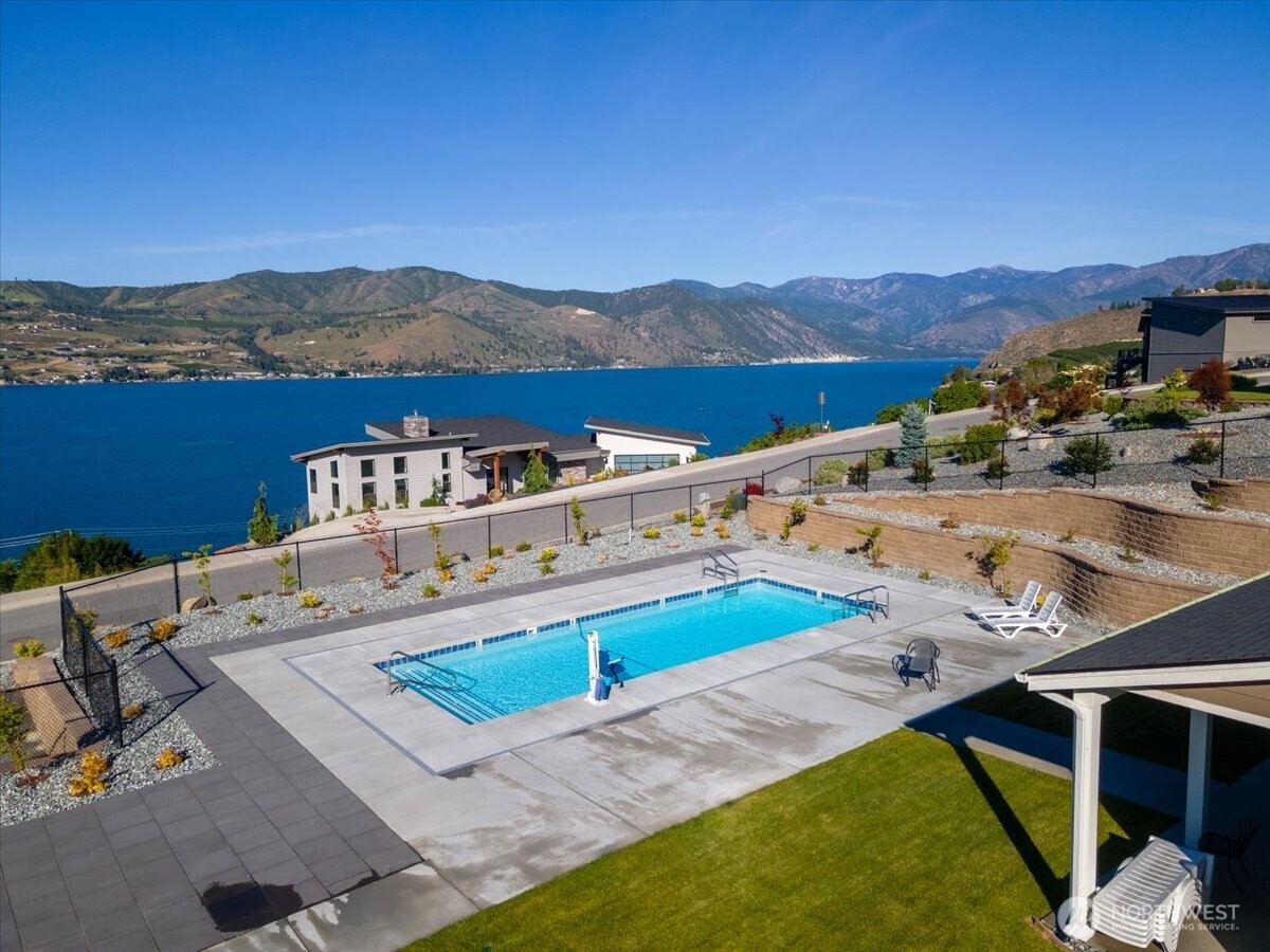 256 Apple Avenue Chelan, WA 98816 - Photo 16 of 18 a view of a terrace with a table and chairs