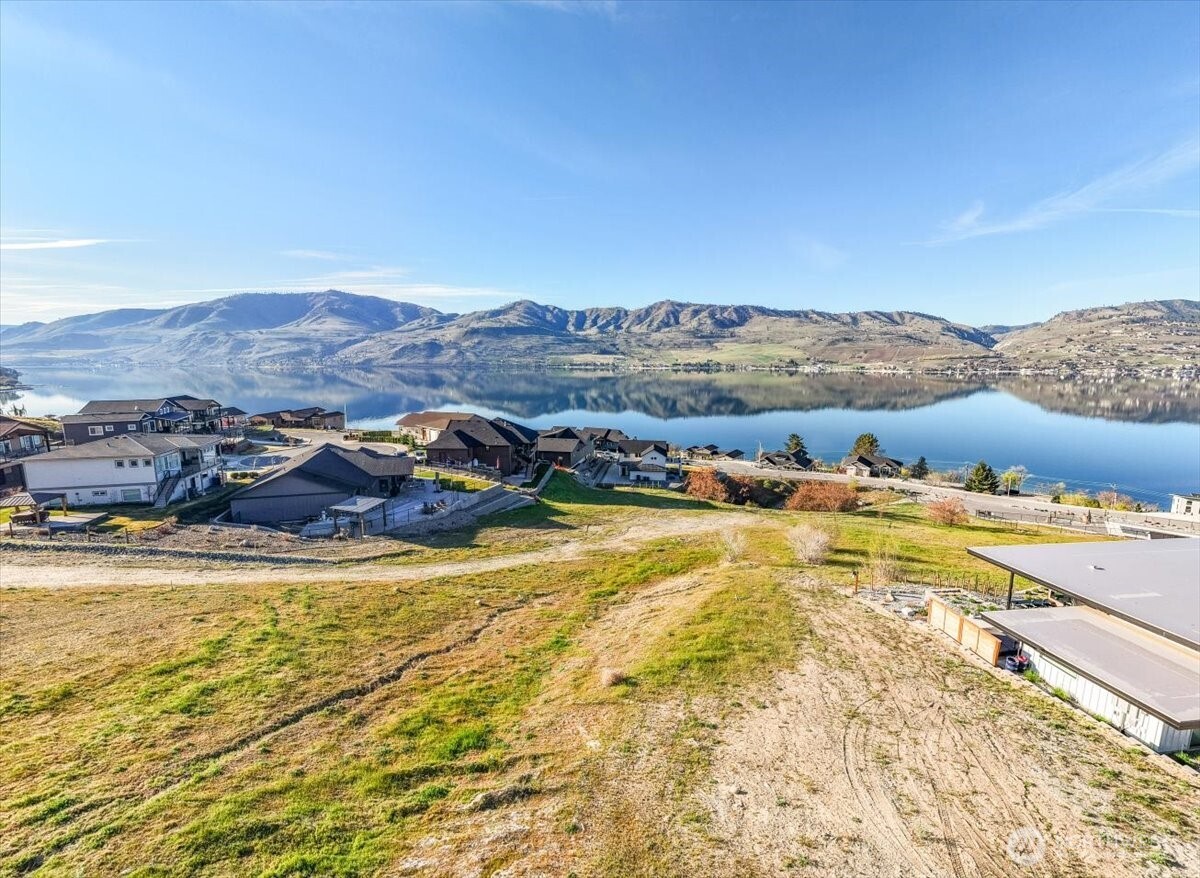 256 Apple Avenue Chelan, WA 98816 - Photo 2 of 18 a view of an ocean and beach