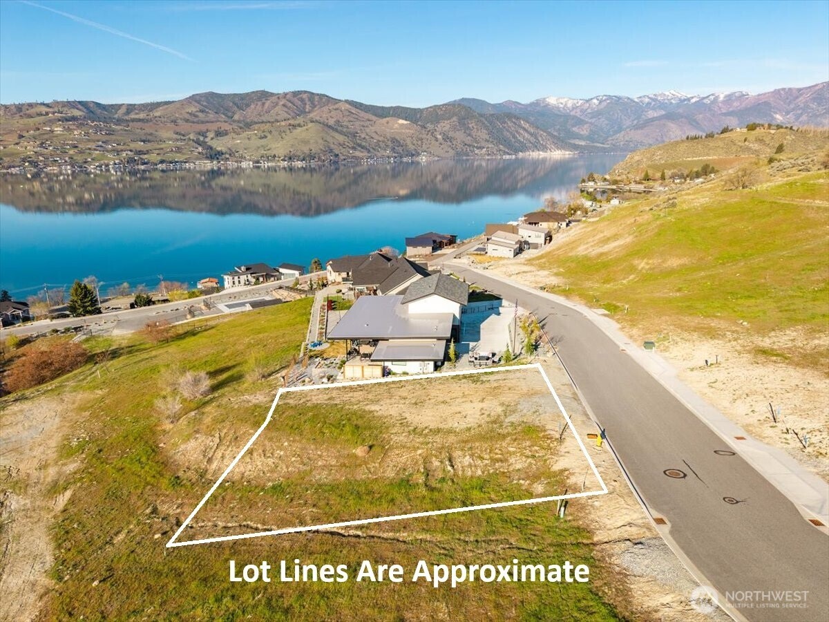 256 Apple Avenue Chelan, WA 98816 - Photo 4 of 18 a view of an ocean and a mountain