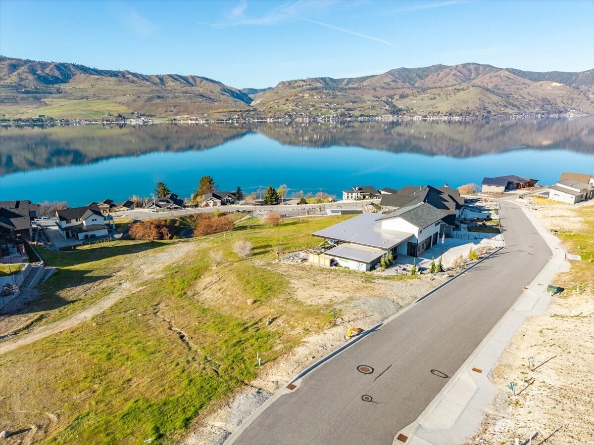 256 Apple Avenue Chelan, WA 98816 - Photo 7 of 18 a view of a terrace with chairs