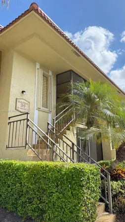 $2,350 | 325 Lakeview Drive, Unit 202, Weston, FL 33326