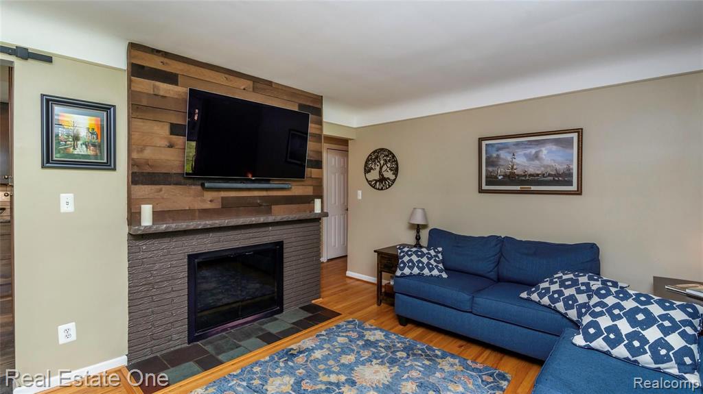 28536 Quail Hollow Road Farmington Hills, MI 48331 - Photo 15 of 48