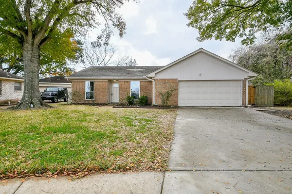 a front view of house with yard and garage