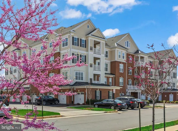 $615,000 | 44589 York Crest Terrace, Unit 300, Ashburn, VA 20147