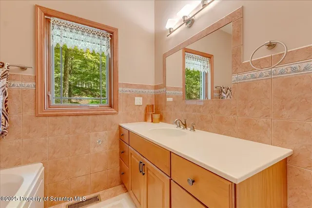 $895,000 | 329 Lakeshore Drive, Lakeville, PA 18438