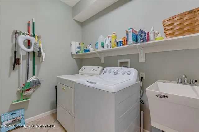 $895,000 | 329 Lakeshore Drive, Lakeville, PA 18438