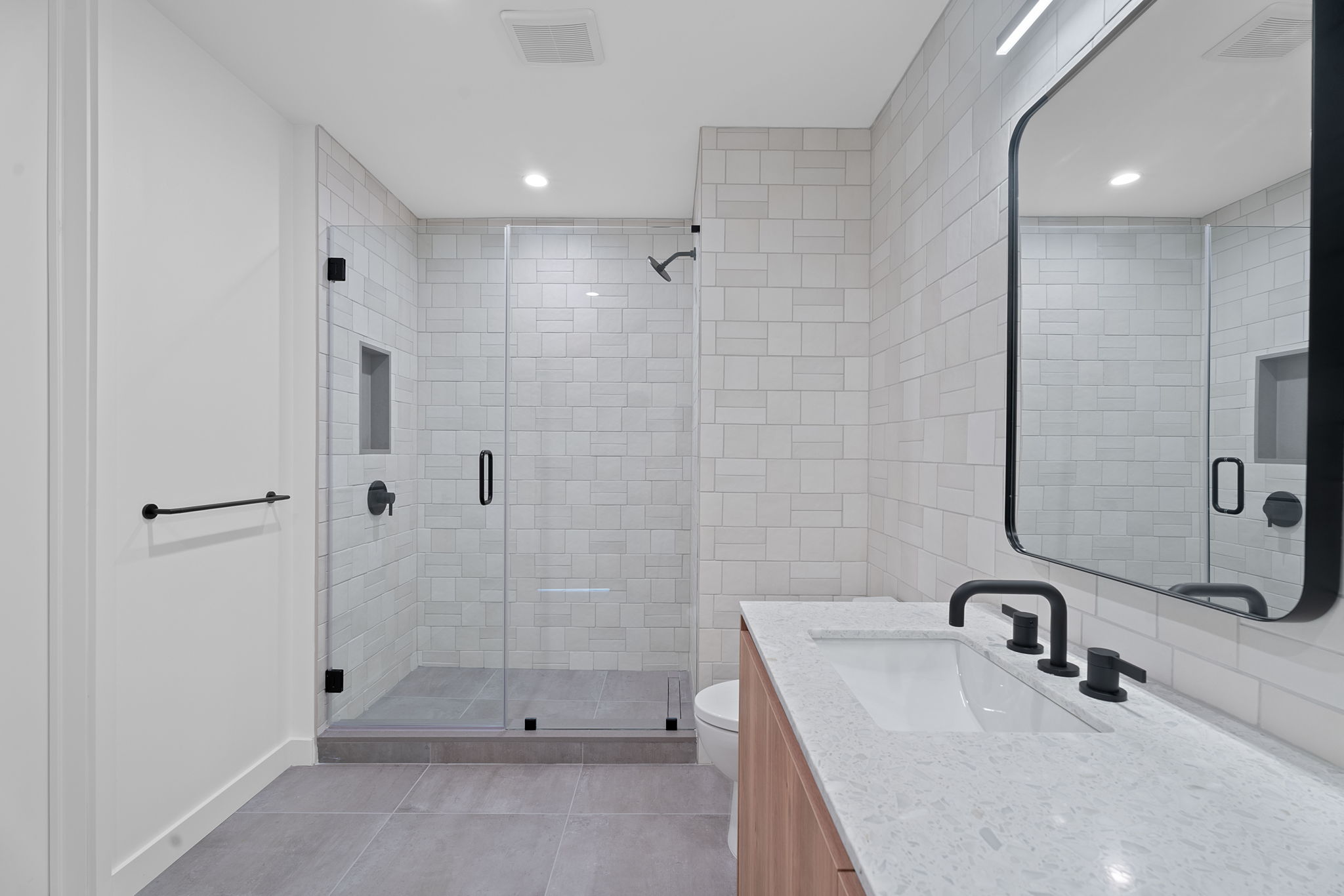84 East Avenue, Unit 3401 Austin, TX 78701 - Photo 18 of 40 a bathroom with a sink and mirror