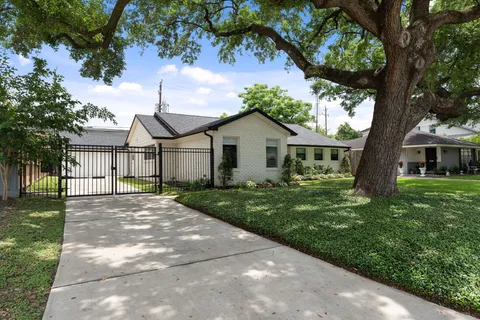 $960,000 | 2501 Briarhurst Drive, Houston, TX 77057