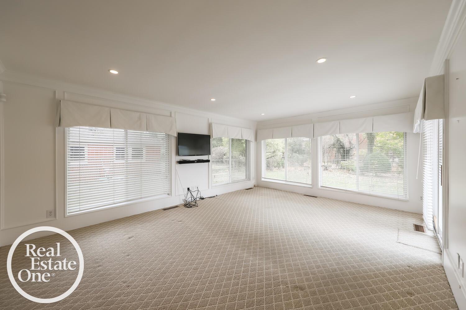 516 Thorntree Road Grosse Pointe Woods, MI 48236 - Photo 16 of 28