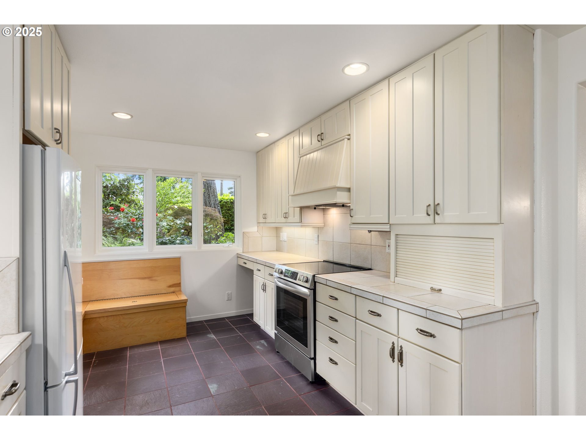 589 Ridgeway Road Lake Oswego, OR 97034 - Photo 15 of 40