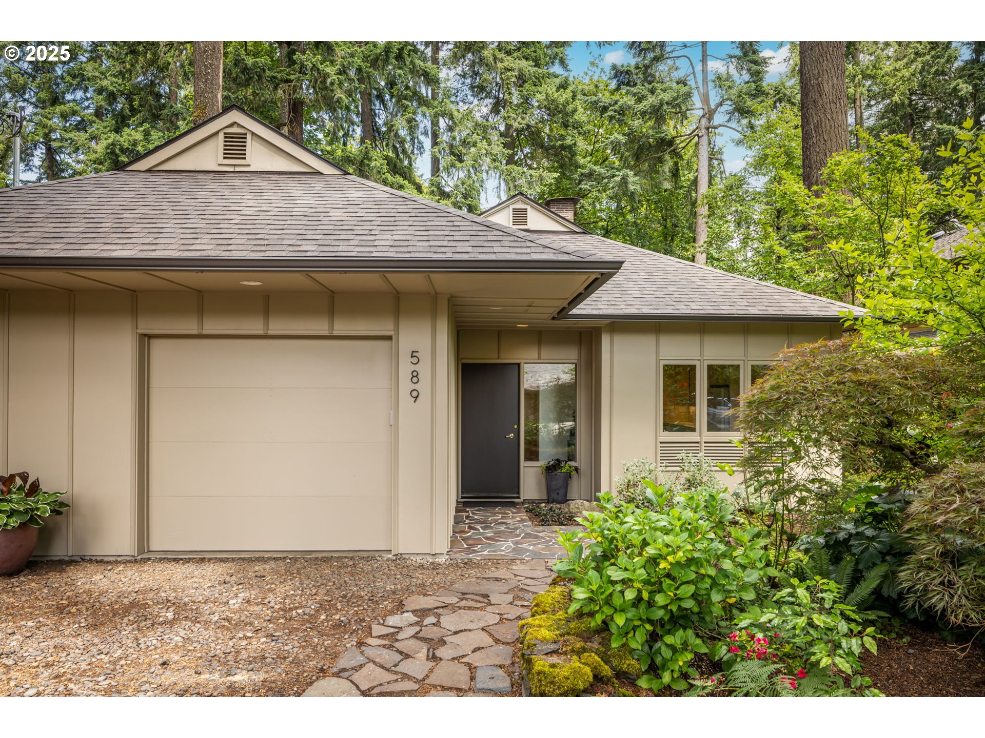 589 Ridgeway Road Lake Oswego, OR 97034 - Photo 2 of 40