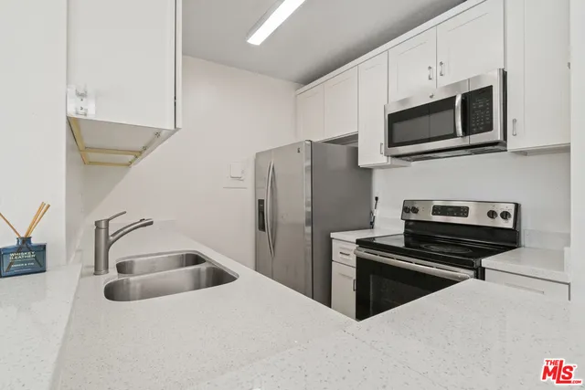 $1,950 | 18307 Burbank Boulevard, Unit 325, Tarzana, CA 91356