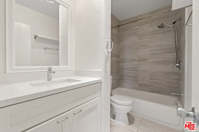 $1,950 | 18307 Burbank Boulevard, Unit 325, Tarzana, CA 91356