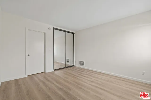 $1,950 | 18307 Burbank Boulevard, Unit 325, Tarzana, CA 91356