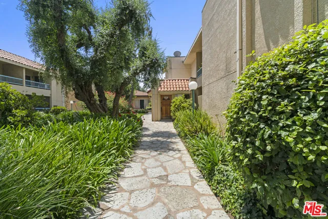 $1,950 | 18307 Burbank Boulevard, Unit 325, Tarzana, CA 91356