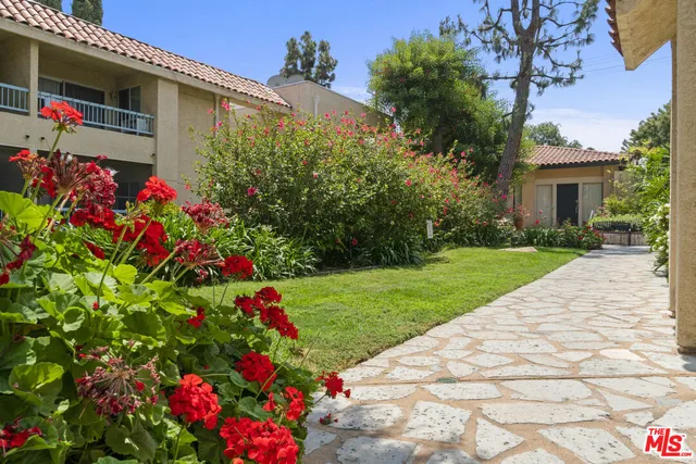 $1,950 | 18307 Burbank Boulevard, Unit 325, Tarzana, CA 91356