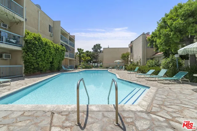 $1,950 | 18307 Burbank Boulevard, Unit 325, Tarzana, CA 91356