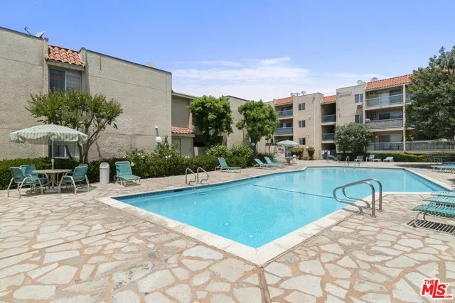 $1,950 | 18307 Burbank Boulevard, Unit 325, Tarzana, CA 91356