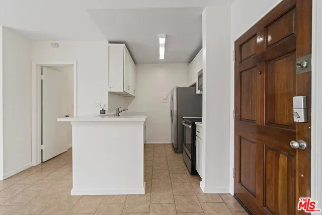 $1,950 | 18307 Burbank Boulevard, Unit 325, Tarzana, CA 91356