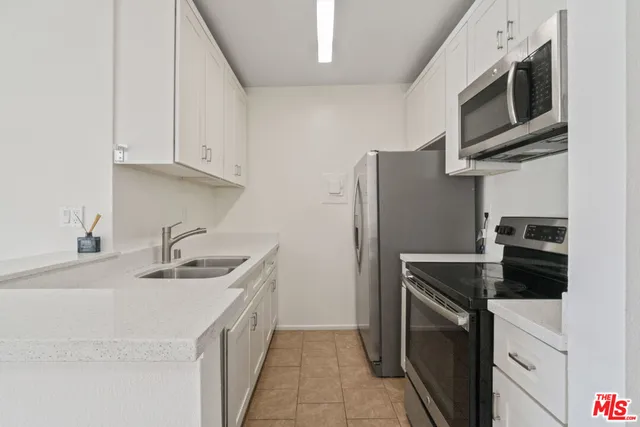 $1,950 | 18307 Burbank Boulevard, Unit 325, Tarzana, CA 91356