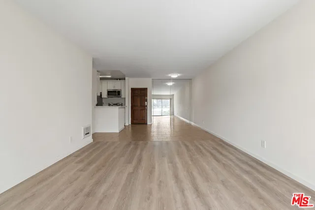 $1,950 | 18307 Burbank Boulevard, Unit 325, Tarzana, CA 91356