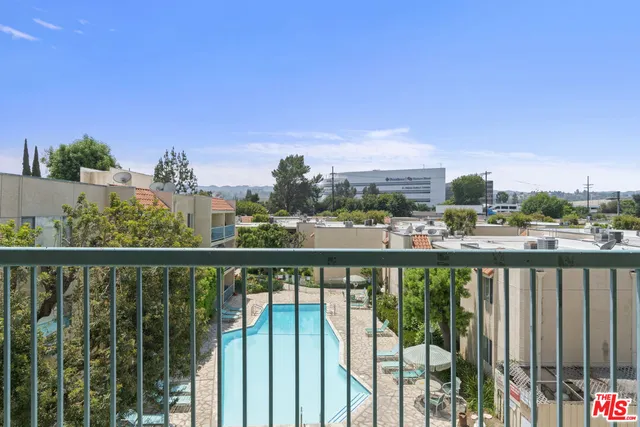 $1,950 | 18307 Burbank Boulevard, Unit 325, Tarzana, CA 91356