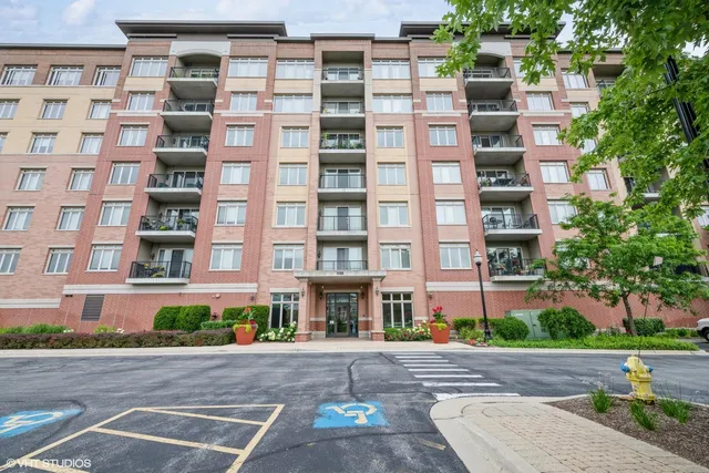 $555,000 | 1199 East Port Clinton Road, Unit 504, Vernon Hills, IL 60061
