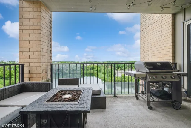 $575,000 | 1199 East Port Clinton Road, Unit 504, Vernon Hills, IL 60061