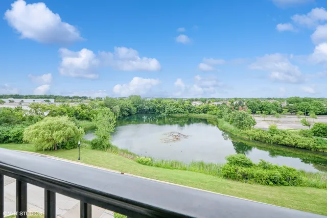 $575,000 | 1199 East Port Clinton Road, Unit 504, Vernon Hills, IL 60061