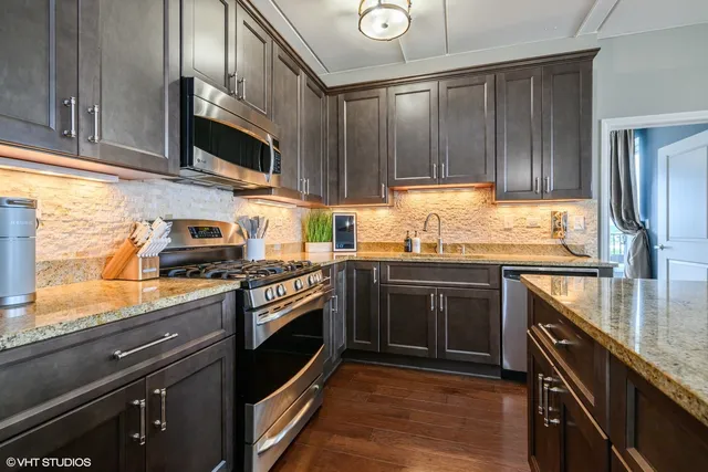 $575,000 | 1199 East Port Clinton Road, Unit 504, Vernon Hills, IL 60061