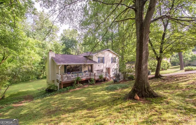 a view of a house with a yard