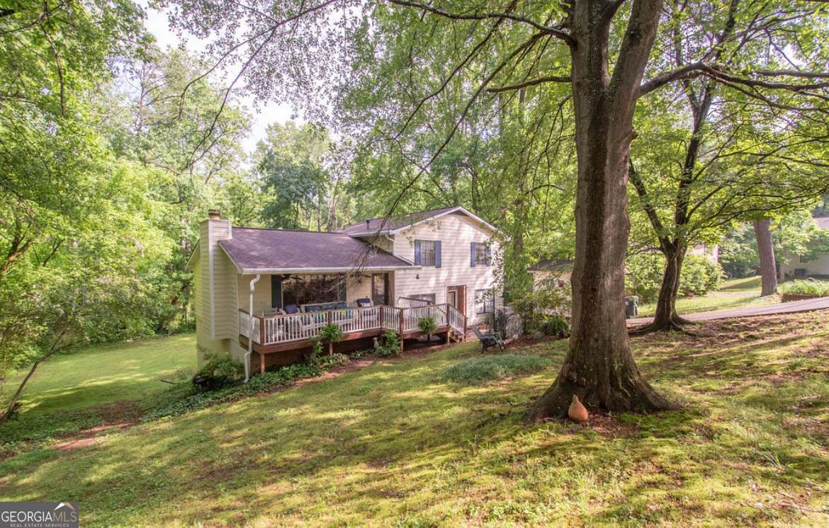 a view of a house with a yard