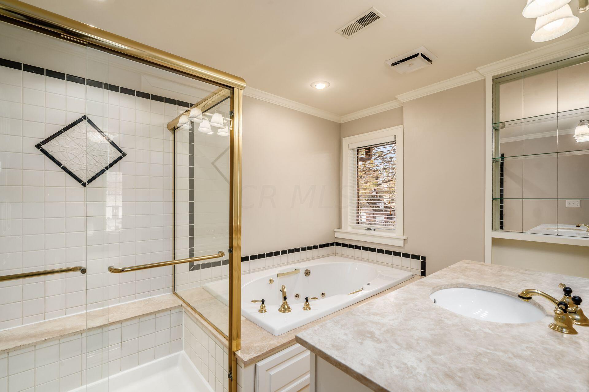 1811 Roxbury Road Columbus, OH 43212 - Photo 35 of 56 2nd Primary Suite Bathroom