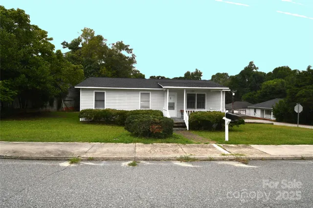 a view of a house with a backyard