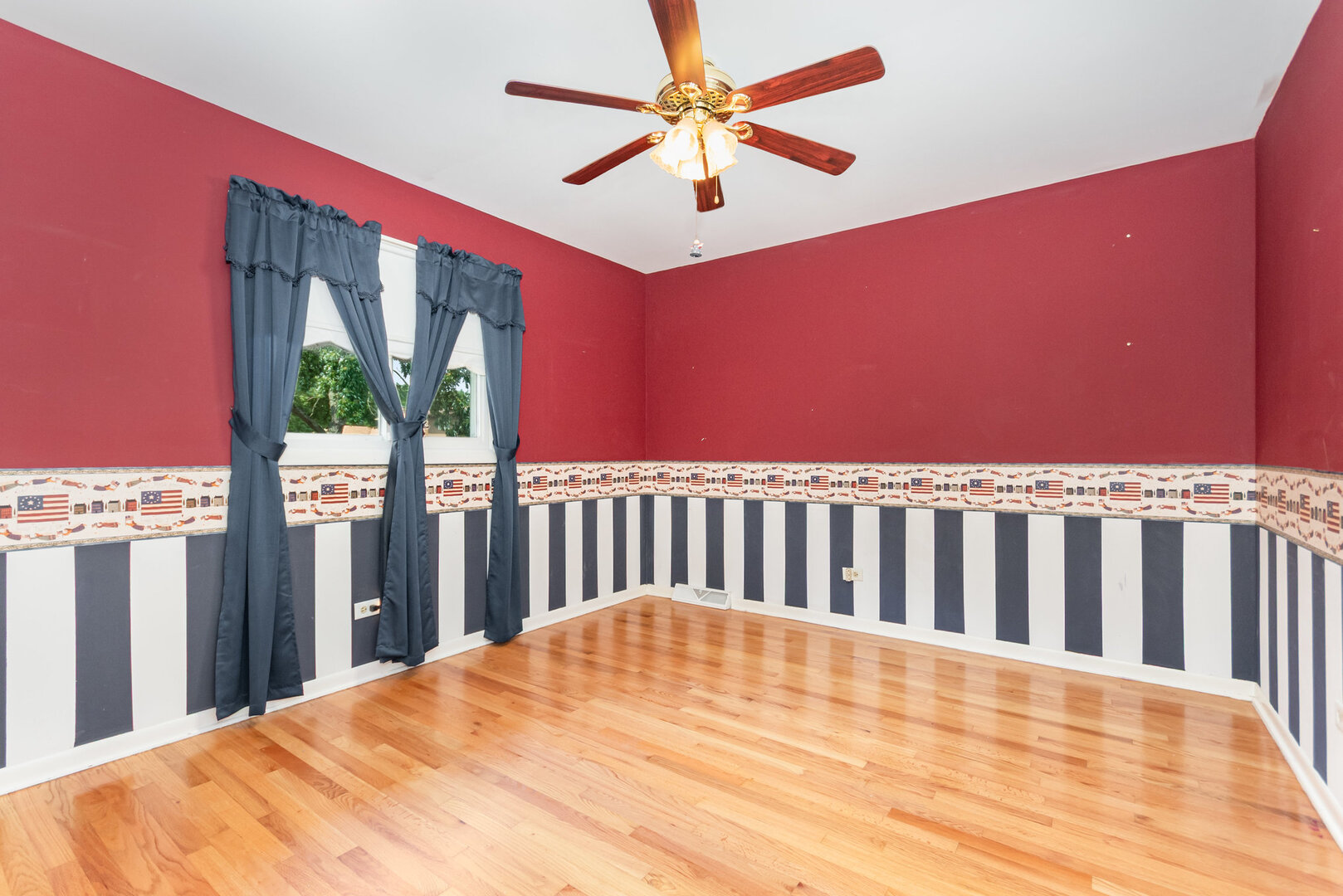15200 Pine Drive Oak Forest, IL 60452 - Photo 15 of 20 a view of a living room and wooden floor