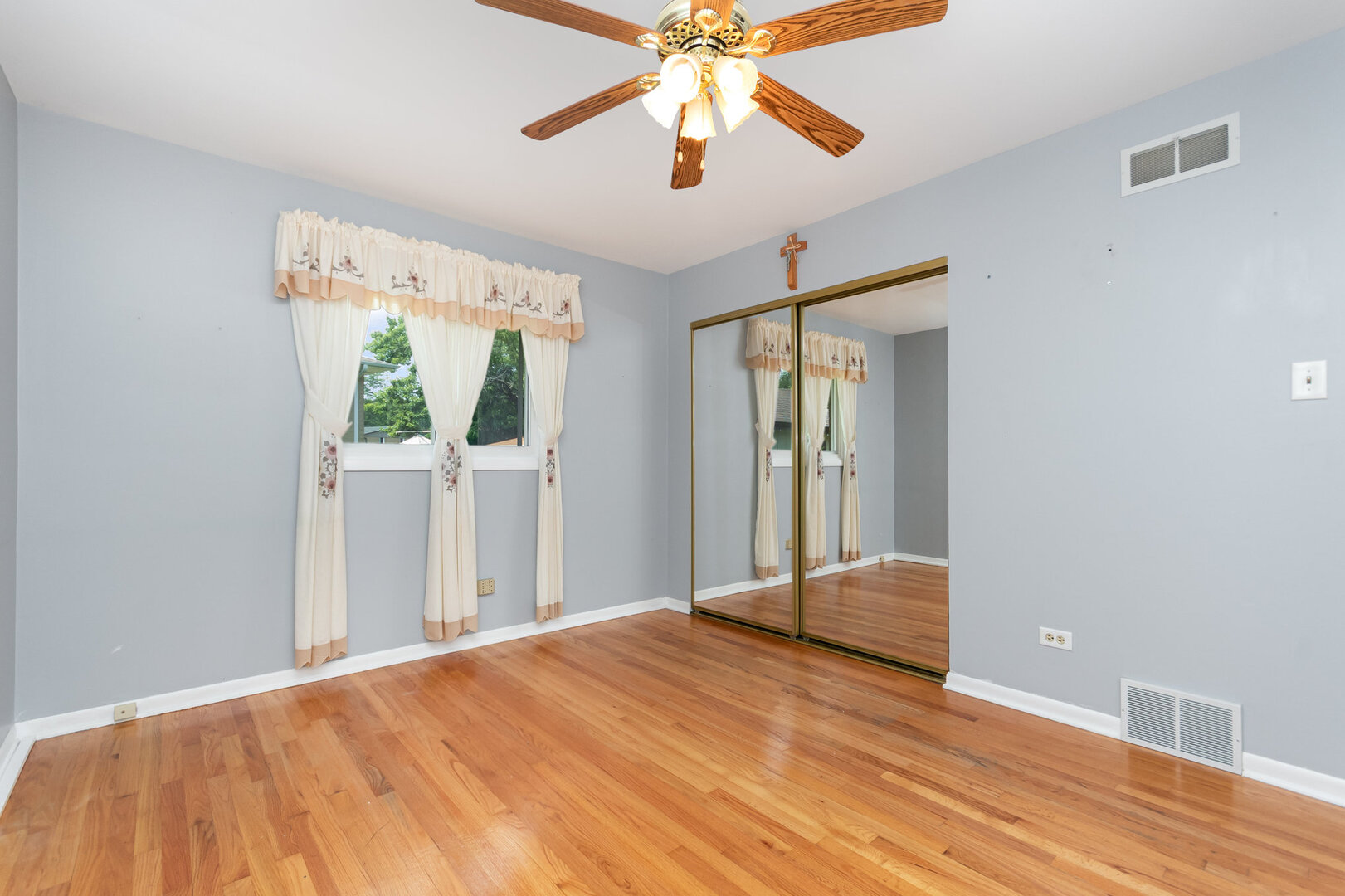 15200 Pine Drive Oak Forest, IL 60452 - Photo 17 of 20 a view of a livingroom with wooden floor and a ceiling fan