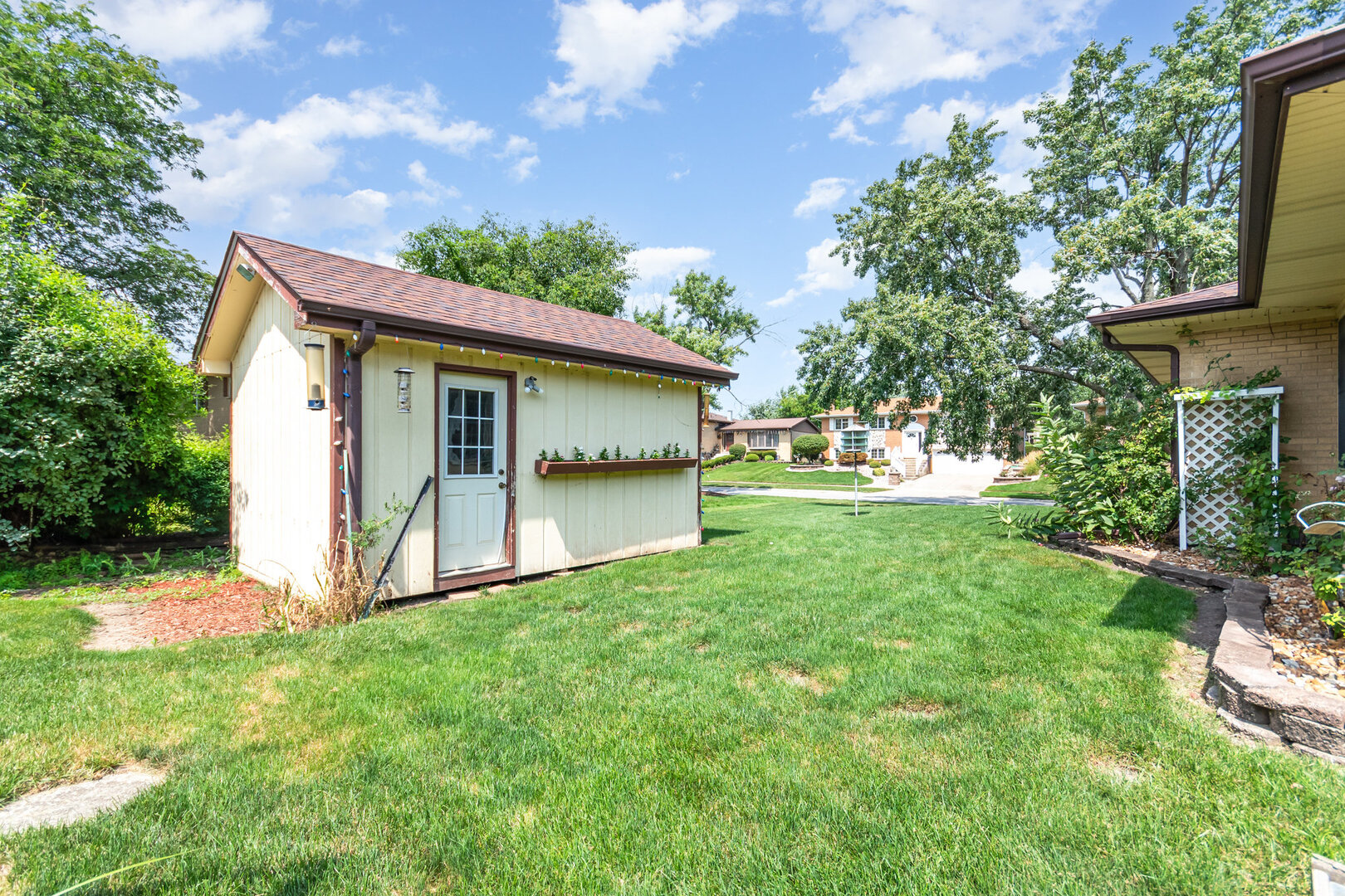 15200 Pine Drive Oak Forest, IL 60452 - Photo 19 of 20 a front view of house with a garden
