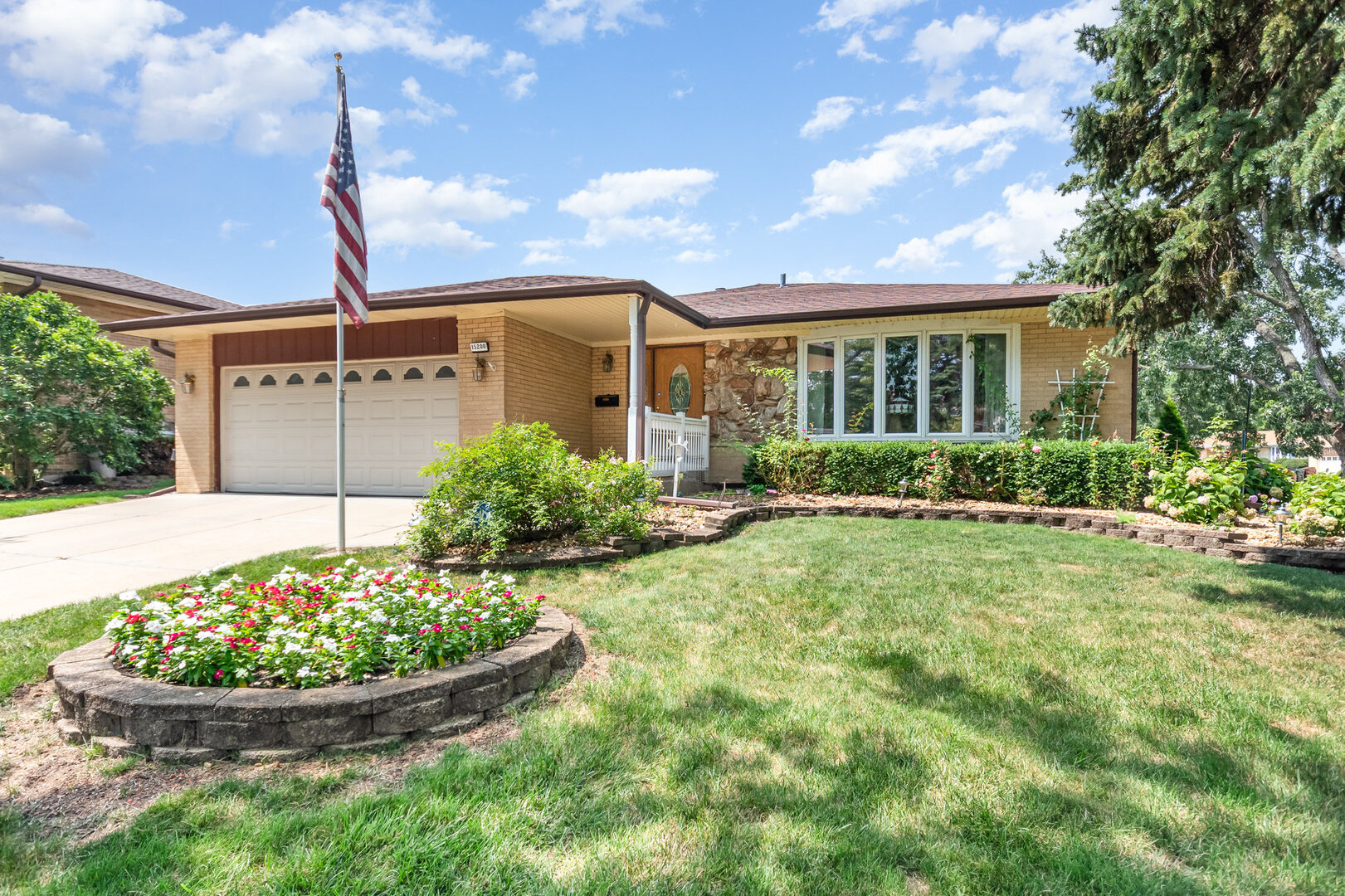 15200 Pine Drive Oak Forest, IL 60452 - Photo 2 of 20 a front view of a house with garden